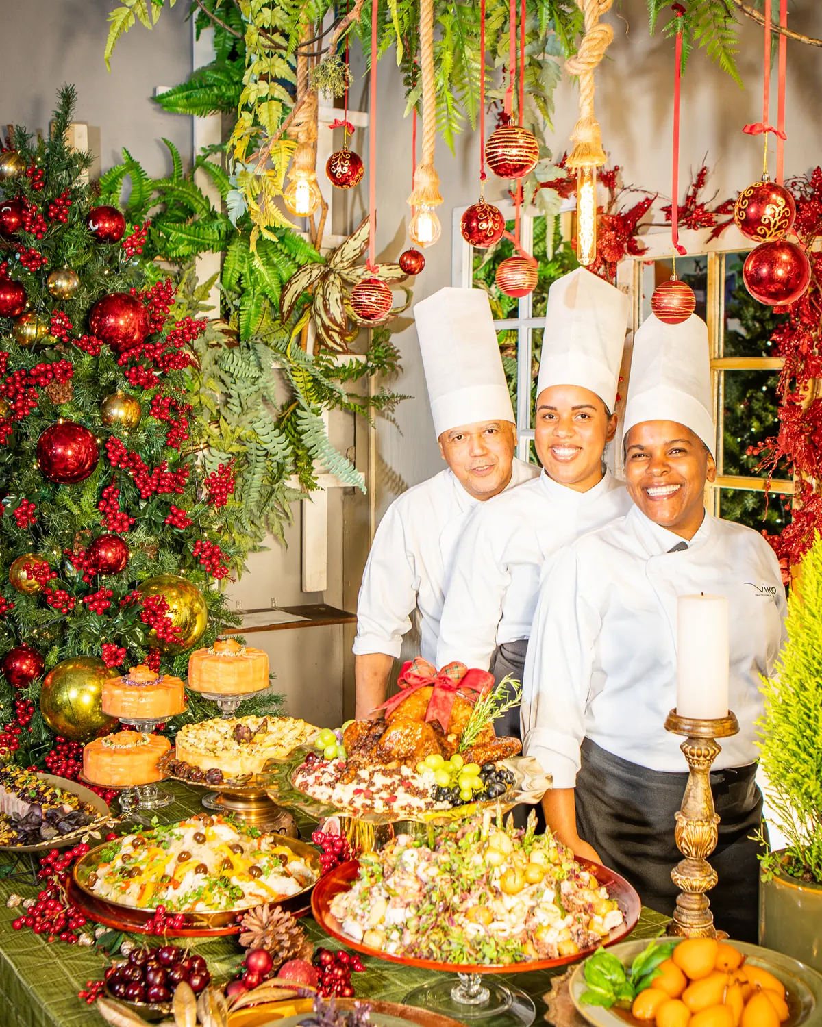 A brigada da Viko diante da mesa de Natal